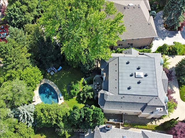 37 Rollscourt Dr